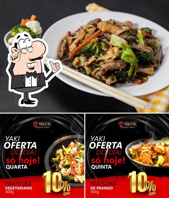 Entre diversos coisas, interior e comida podem ser encontrados no Yakitai Yakisoba Delivery Maringá Norte