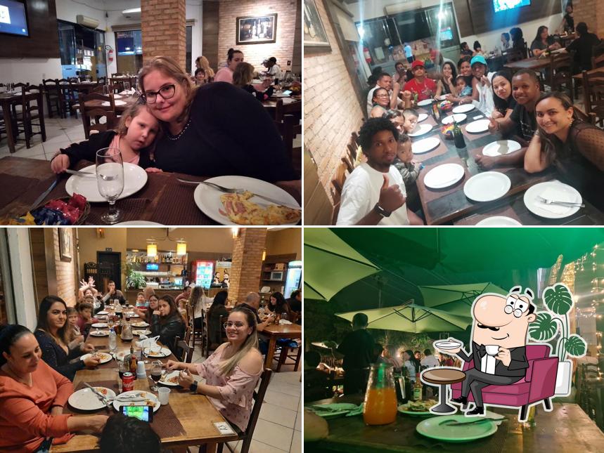 Sente em uma das mesas no Pizzaria O Forno