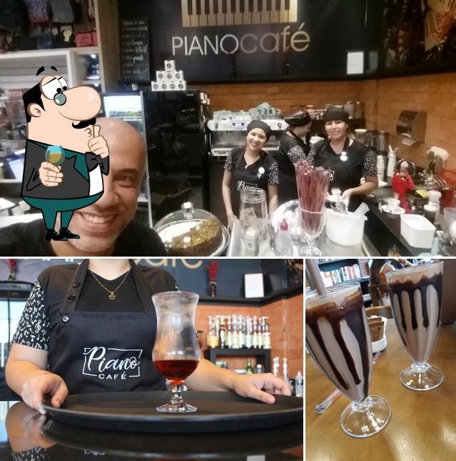 Entre diferentes coisas, balcão de bar e bebida podem ser encontrados no Piano Café Estação Mall