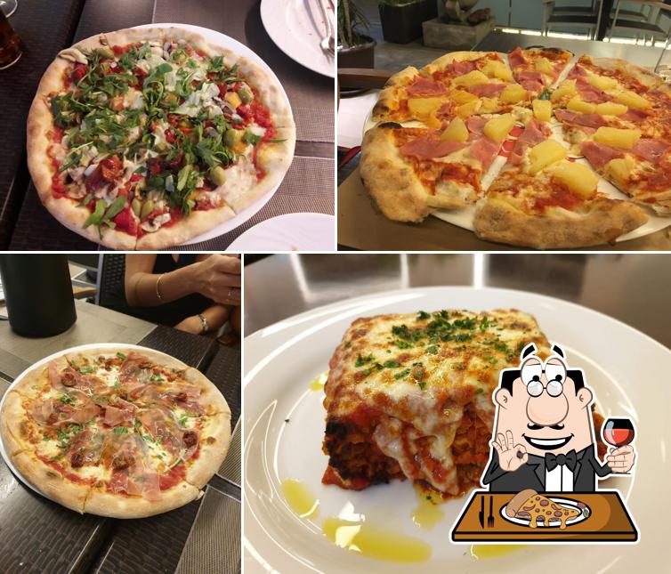 Order pizza at Capricho, Rte. Pastas y Vino