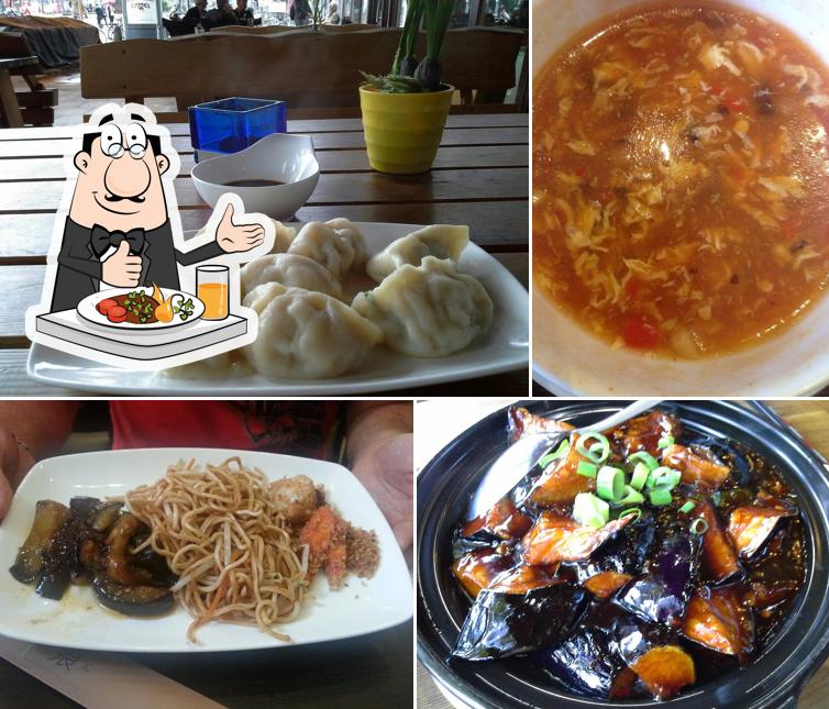 Dumplings and hot and sour soup at Höfchen