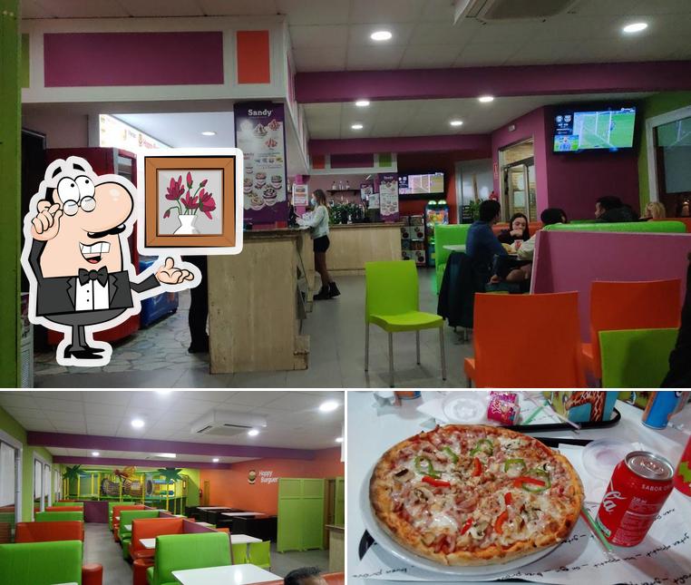Mira las fotos que muestran interior y pizza en Happy Burguer Quintanar