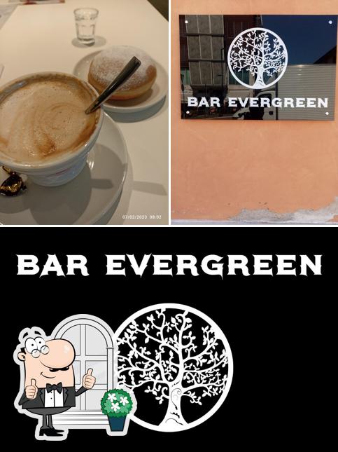 Guarda la foto che raffigura la esterno e bevanda di Bar Evergreen