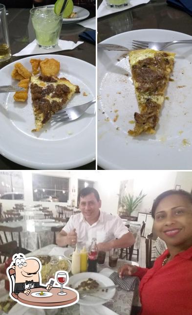 A comida e mesa de jantar do restaurante