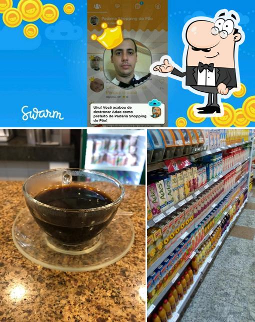 Sente em uma das mesas no Shop do Pão