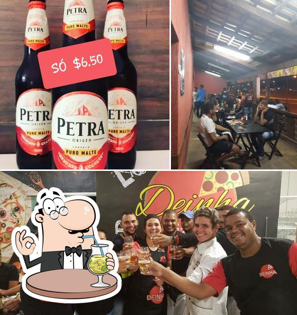 Entre diferentes coisas, bebida e exterior podem ser encontrados a Deinha Pizzaria