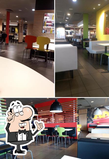 Installez-vous à l'une des tables de McDonald's