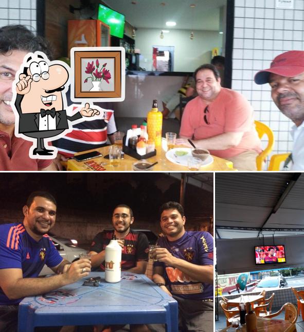 Sente em uma das mesas no Bar do Agenor