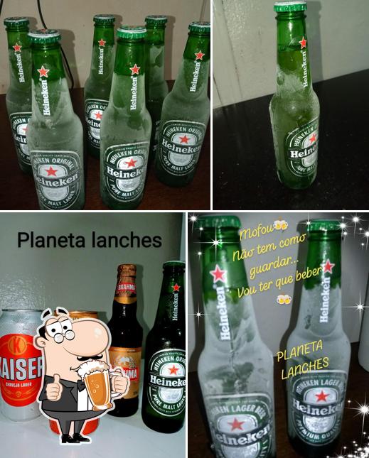 Desfute um copo de cerveja leve ou escura