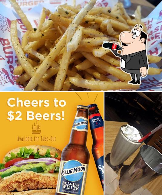 Взгляните на это изображение, где видны напитки и еда в Smashburger