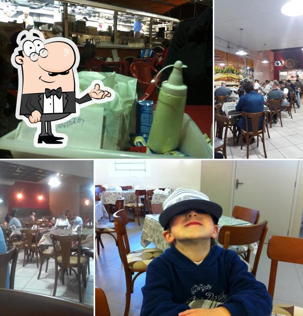 Sente em uma das mesas no Circulu's Lanches
