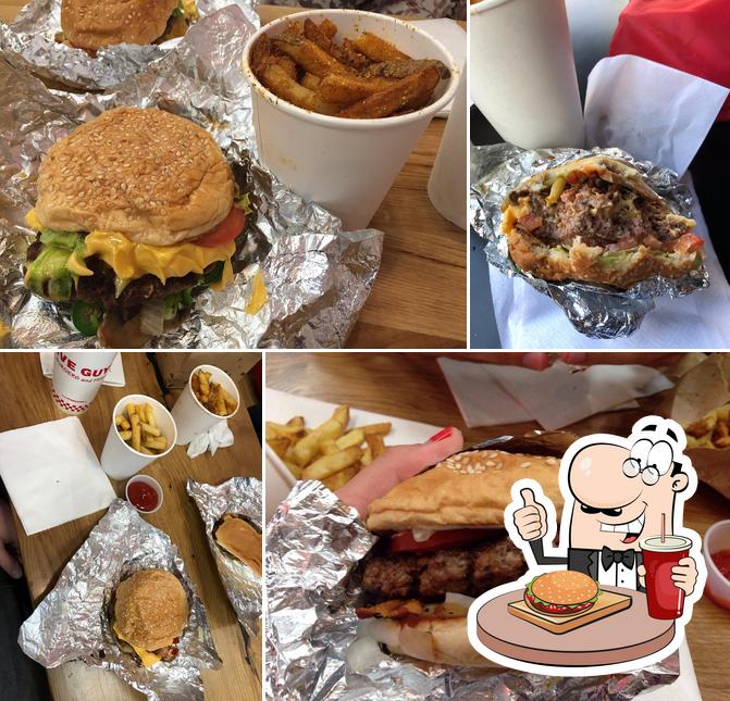 Dégustez l'un des hamburgers disponible à Five Guys
