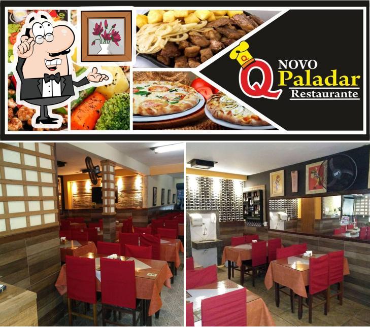 Dê uma olhada a ilustração apresentando interior e pizza no Restaurante Q Paladar