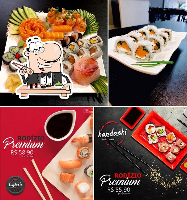 Rolos de sushi são disponibilizados no Handashi Sushi