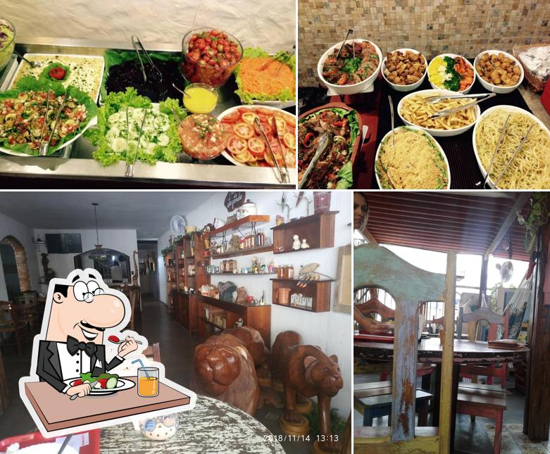 Dê uma olhada a foto mostrando comida e mesa de jantar a Restaurante Na Fazenda