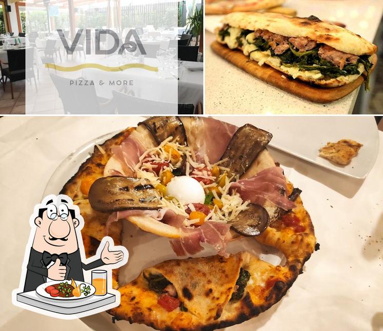 Sehen Sie das Aufnahme von lebensmittel und innere bei Vida - pizza & more an