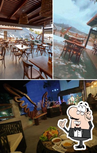 O interior do Restaurante Arcanjos Blue Sunset Arraial do Cabo