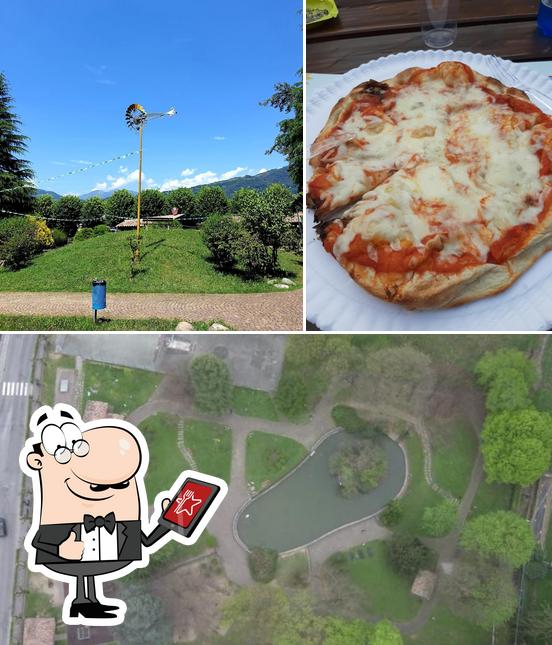 Die außen und pizza des Restaurants