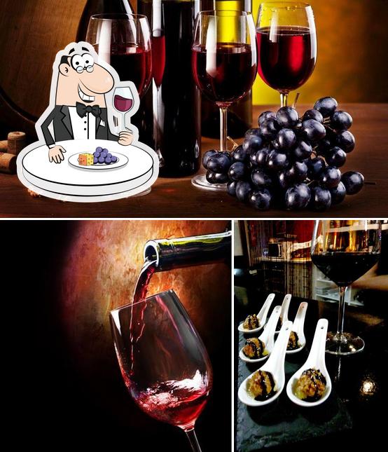 Приятно насладиться бокалом вина в "Bar Hadouken"