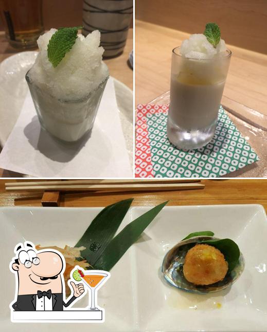 Взгляните на этот снимок, где видны напитки и еда в Sushi Kaji Restaurant