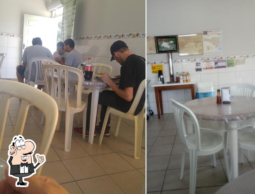 Sente em uma das mesas no Restaurante Oliveira