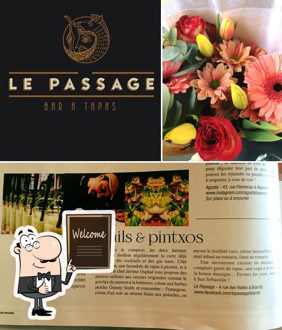 Look at the picture of Le passage