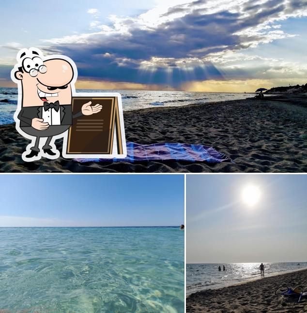 Puoi goderti l'aria fresca da seduto all'esterno di Spiaggia Libera