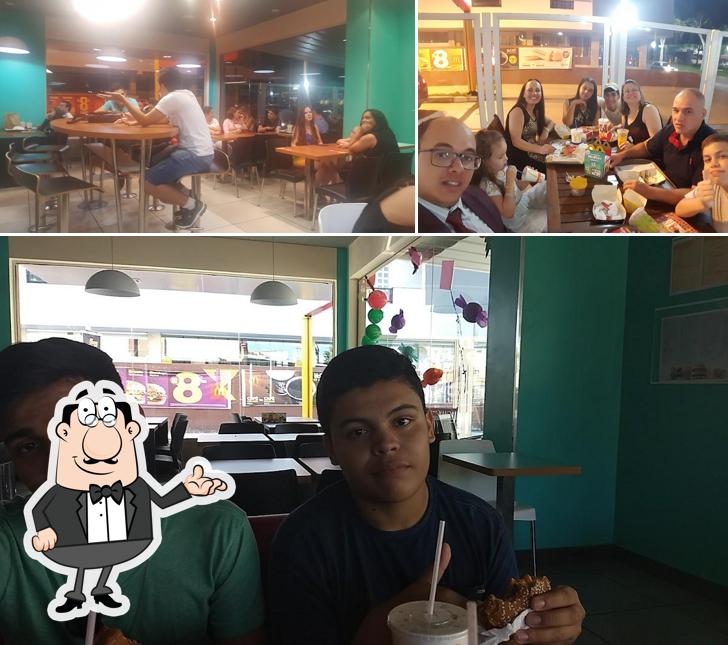 Sente em uma das mesas no McDonald's