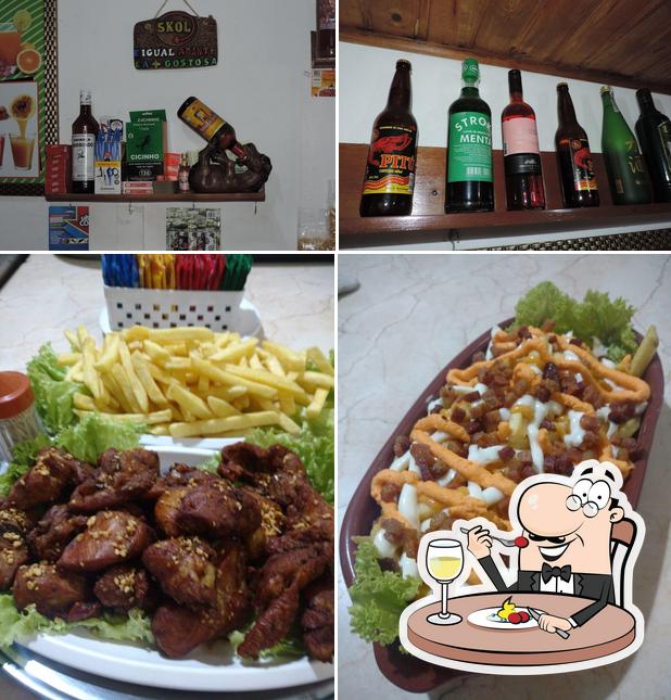 Entre diferentes coisas, comida e bebida podem ser encontrados a Bar Zé Galinha