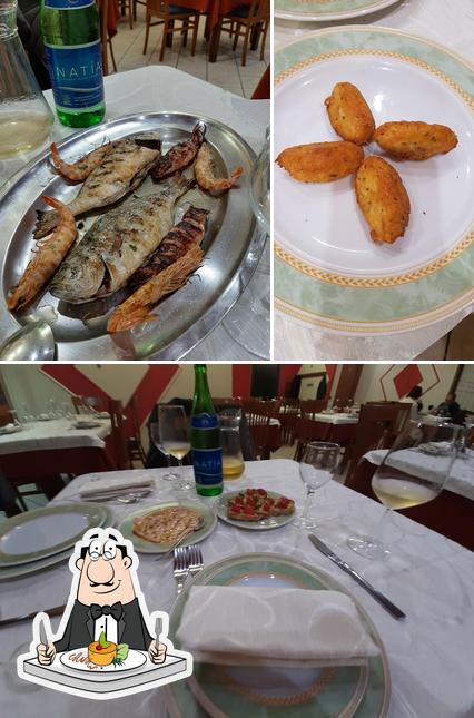 La foto di cibo e tavolo da pranzo da Gente di mare