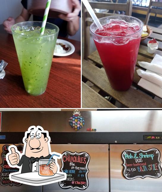 Mira las imágenes que muestran bebida y comida en Las Mañanitas Restaurant