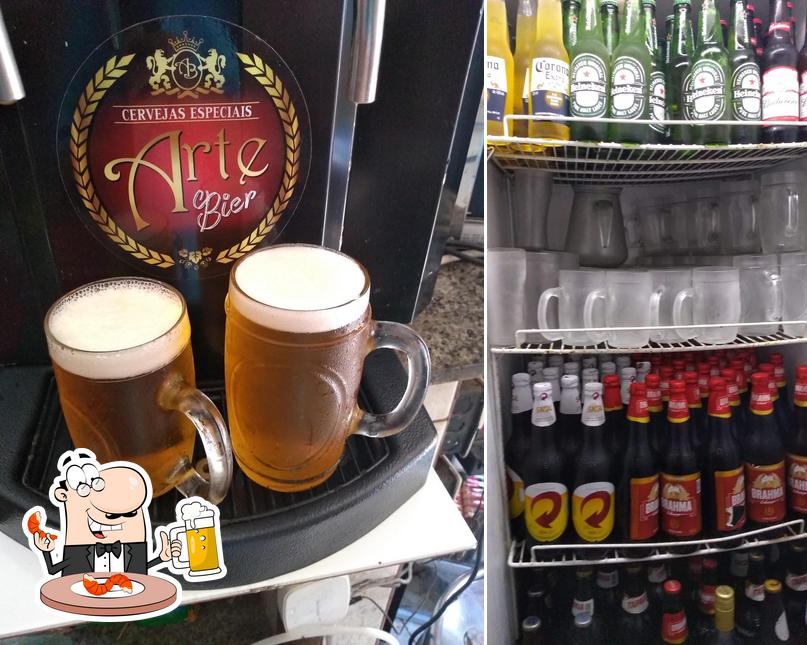 Desfute uma tulipa de cerveja leve ou escura