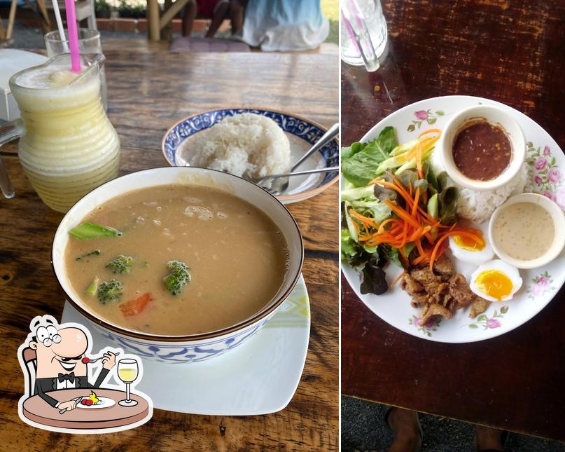 Platos en Thai food Krua Khun Ying อาหารไทย ครัวคุณหญิง