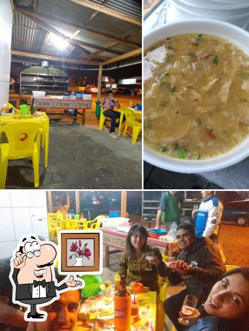 A ilustração da interior e comida no Churrasquinho e Lancheria do Fritz
