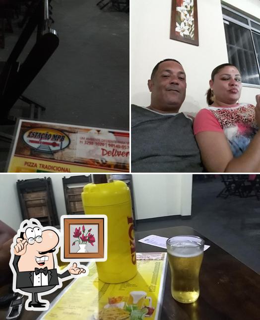 Sente em uma das mesas no Estação MPB Pizzaria e Churrascaria e rei do frango