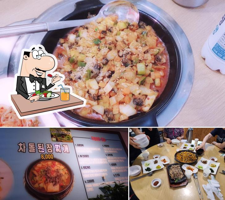 Comida en 우렁쌈밥