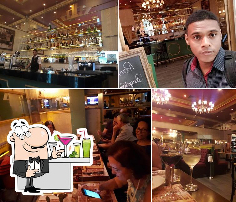 Entre diferentes coisas, balcão de bar e mesa de jantar podem ser encontrados no Bistrô Paris 6 | Salvador