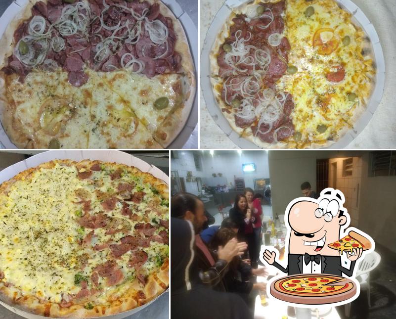 Experimente pizza no Aladdin Esfihas Pizzas Lanches