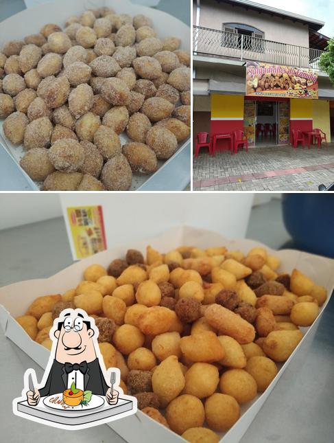 Entre diferentes coisas, comida e interior podem ser encontrados no Salgadinhos da Família Cambé PR