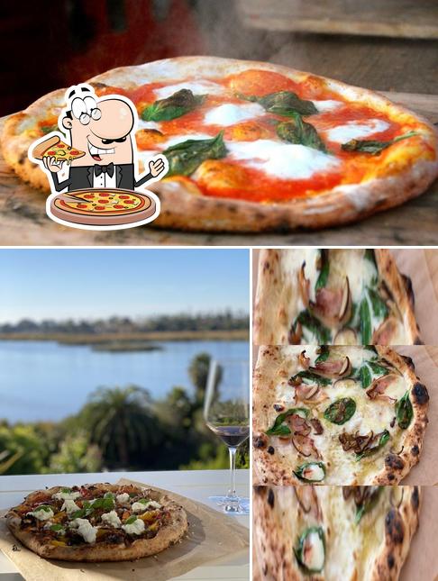 Попробуйте пиццу в "RED OVEN PIZZA"