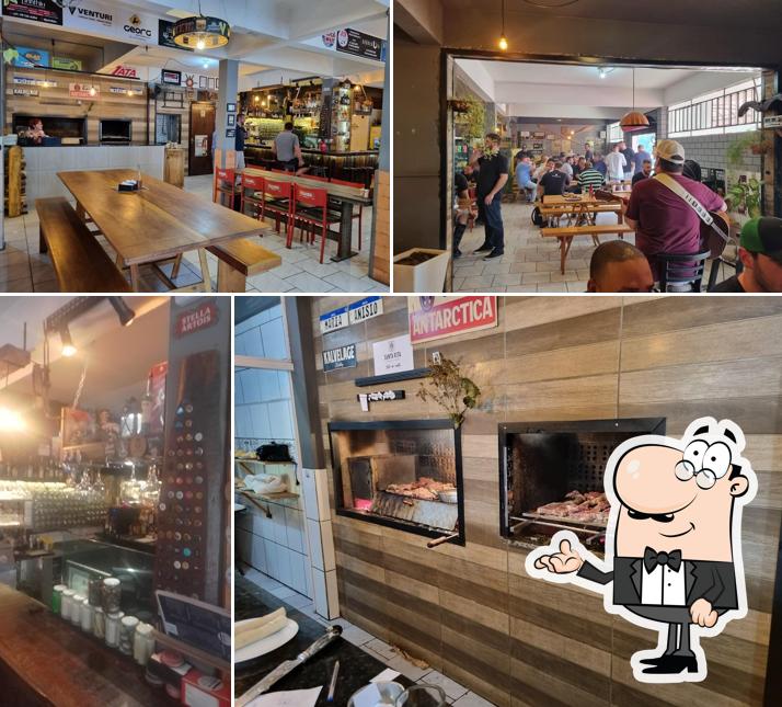 Sente em uma das mesas no Bar Do Anísio