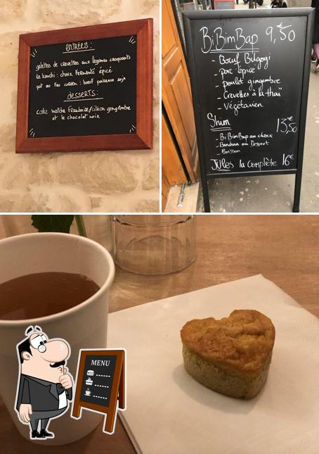 The photo of blackboard and beverage at Jules et Shim - Faubourg Poissonnière