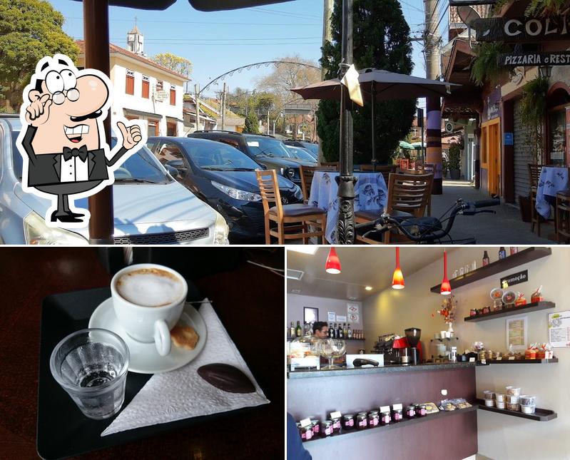 Dê uma olhada a imagem mostrando interior e bebida a Toca Café & Cia