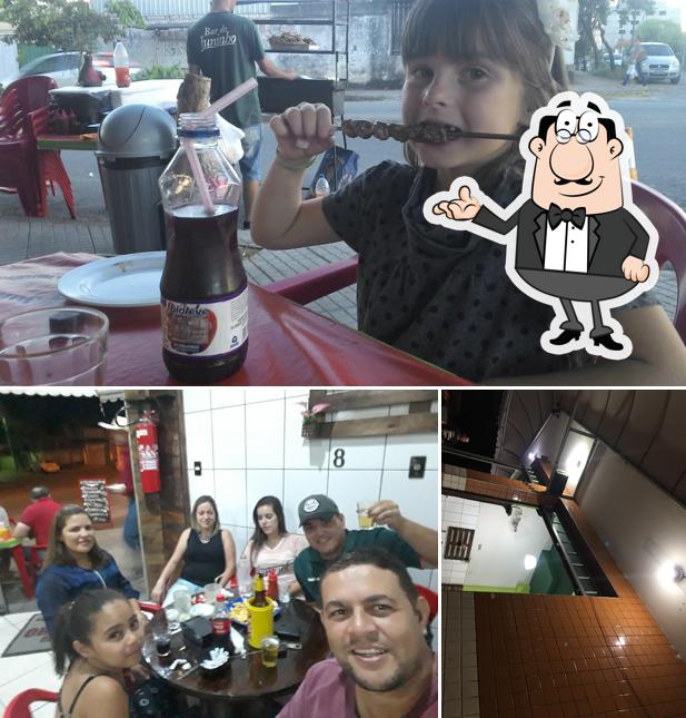 Sente em uma das mesas no Bar do Juninho