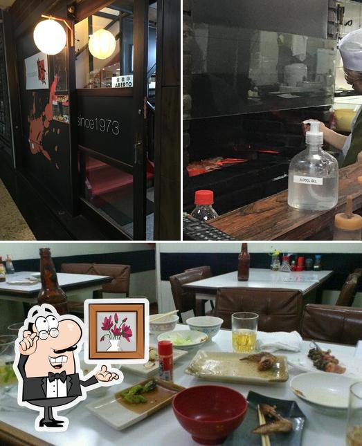 O interior do Yakitori Mizusaka - 焼鳥水坂