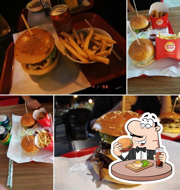 Peça um hambúrguer no Smash Burger Cianorte