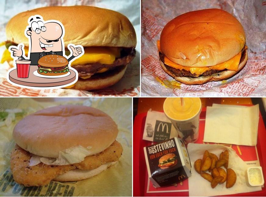 Holt einen Burger bei McDonald's Restaurant