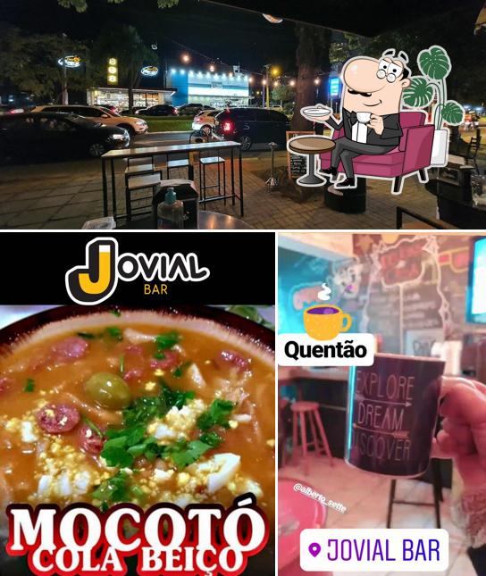 O Jovial Bar se destaca pelo interior e comida