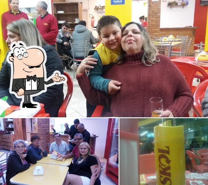 Sente em uma das mesas no Fast Burguer X e Pizza Centro