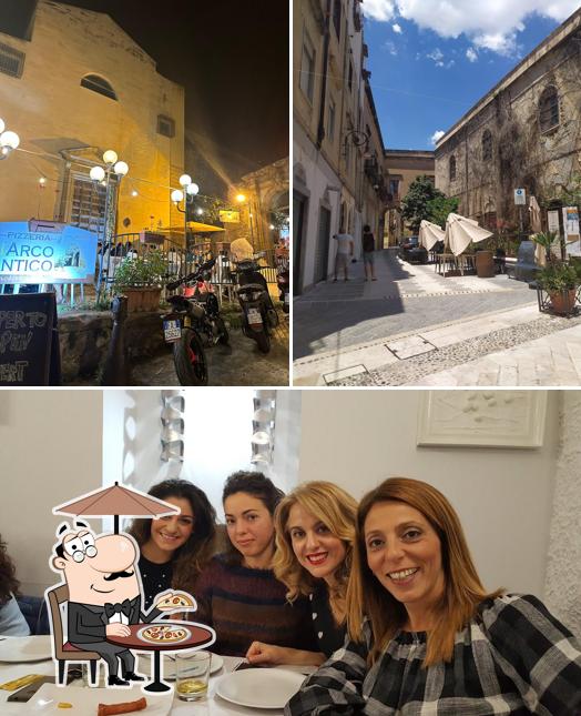 Tra le varie cose da Pizzeria Arco Antico si possono trovare la esterno e tavolo da pranzo